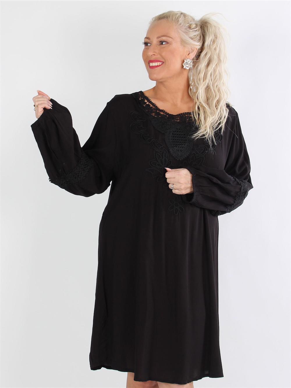 Nanda - Svart tunikaklänning med långa ärmar och broderade detaljer